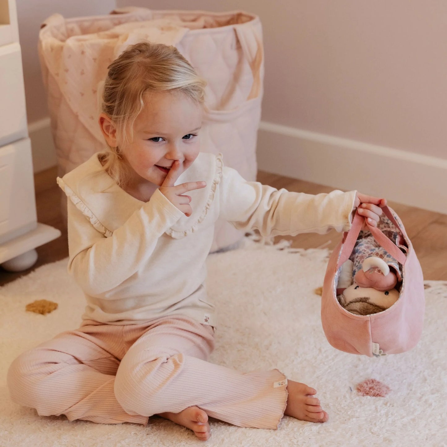 Boneca bebé Rosa Little Dutch na alcofa