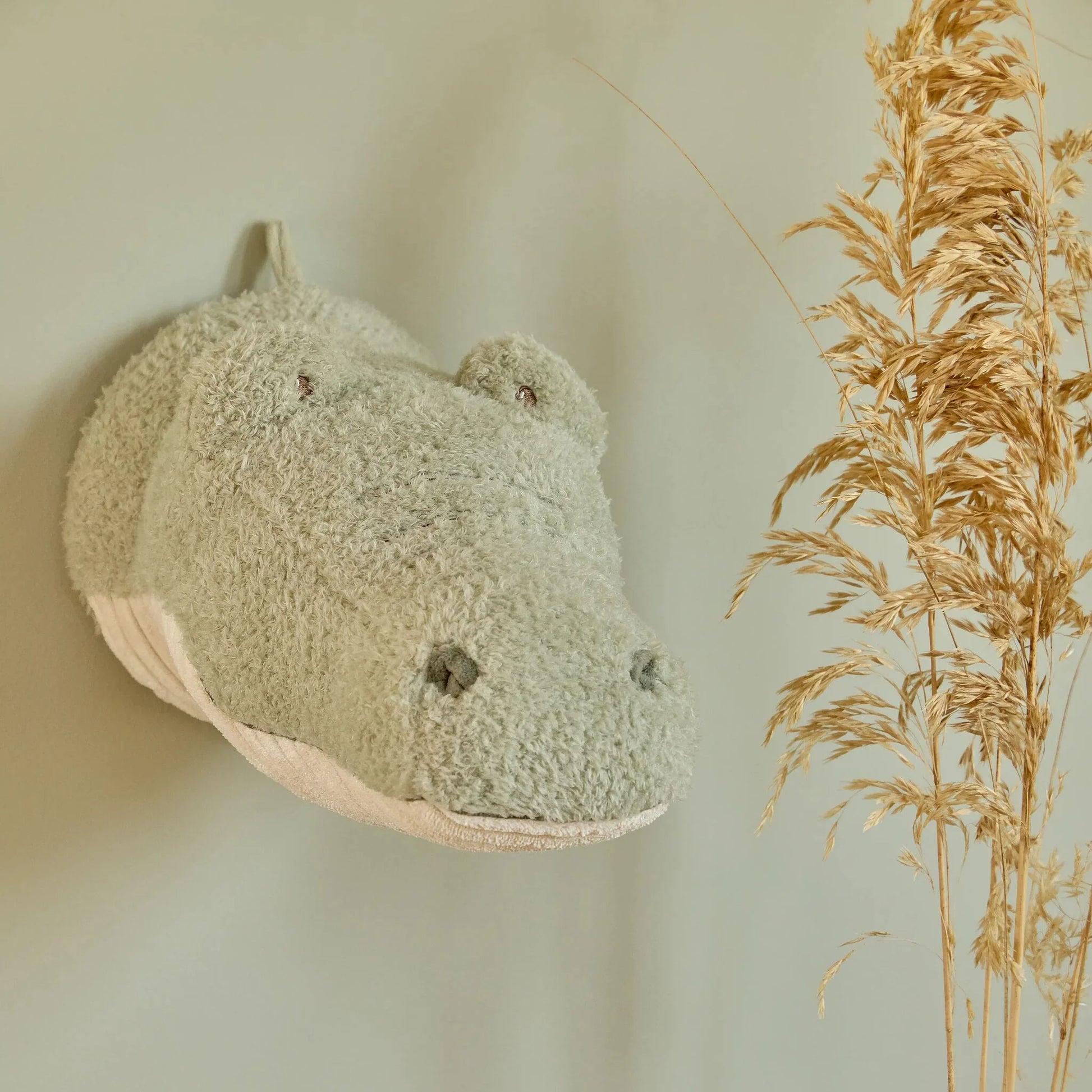 Cabeça Decorativa de Crocodilo Verde Little Dutch pendurada na parede