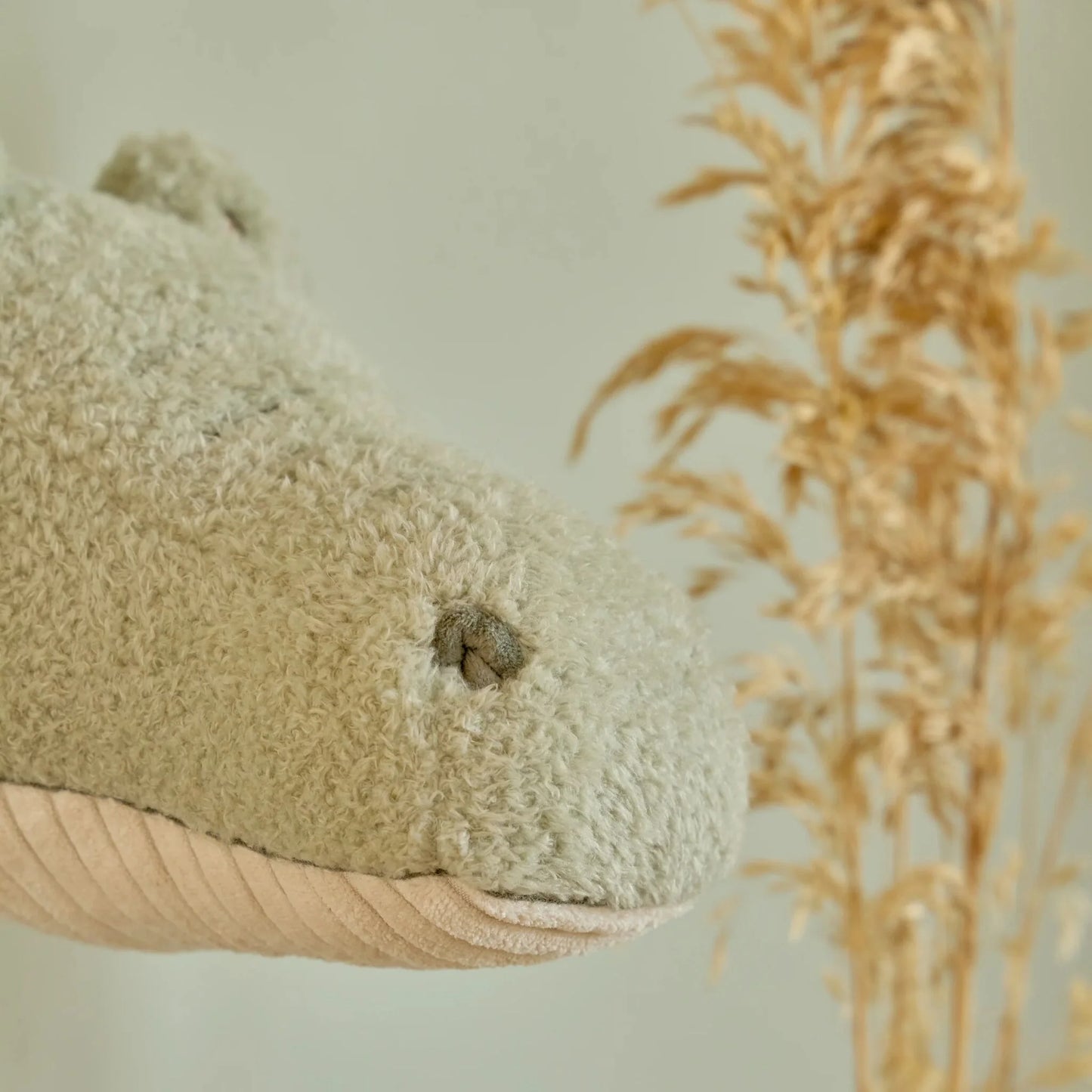Cabeça Decorativa de Crocodilo Little Dutch num quarto infantil