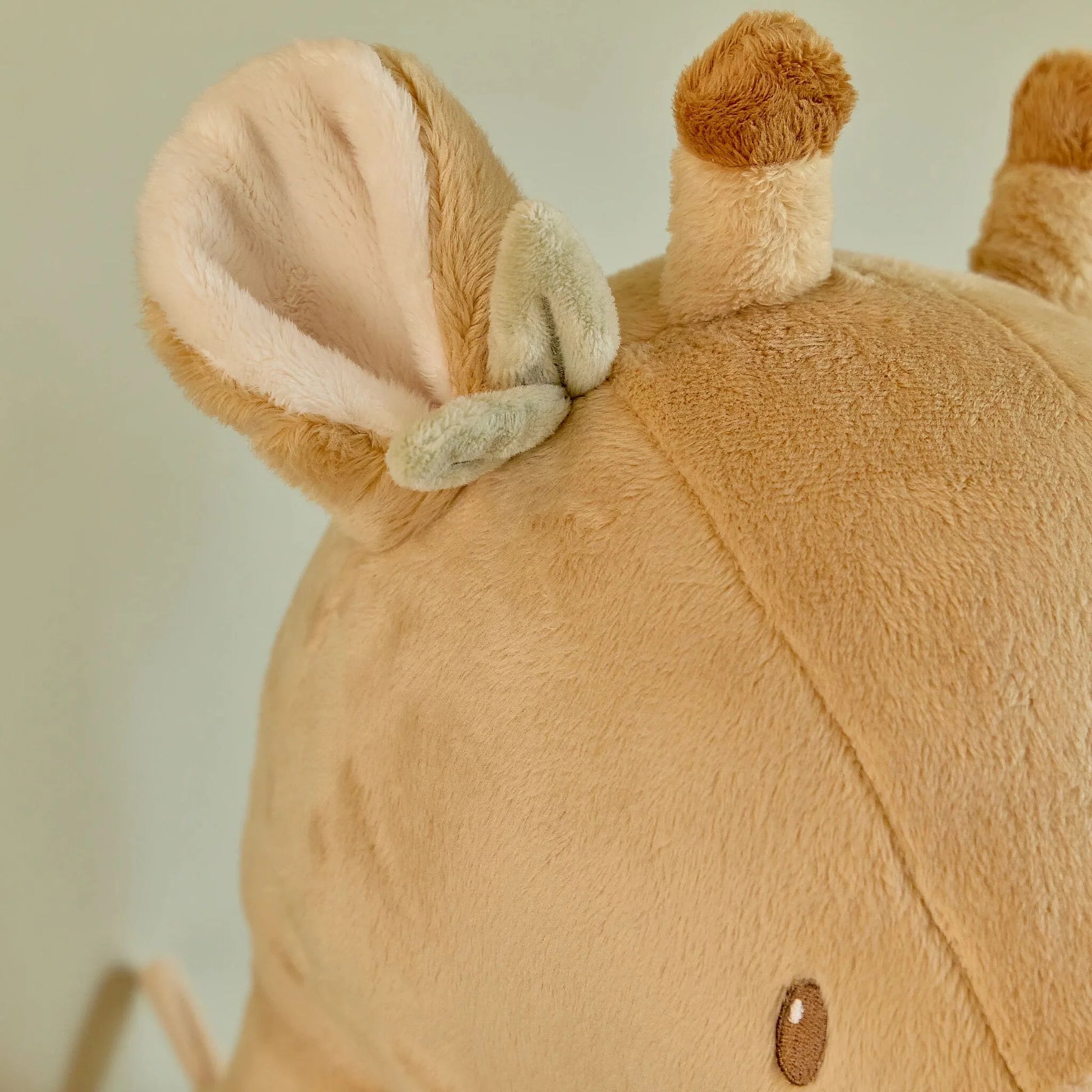 Cabeça Decorativa de Girafa Little Dutch num quarto infantil