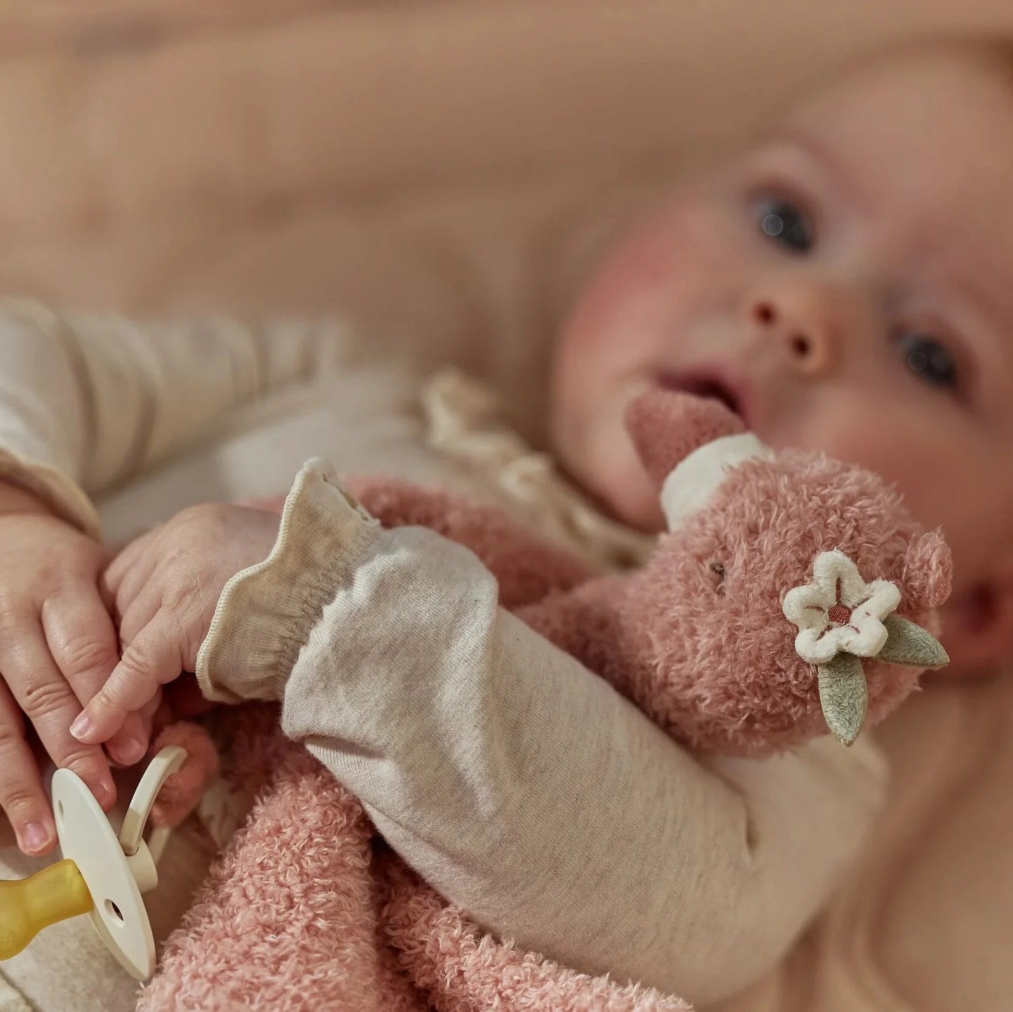 Pormenor dos bordados e fitas do doudou Flamingo Little Dutch