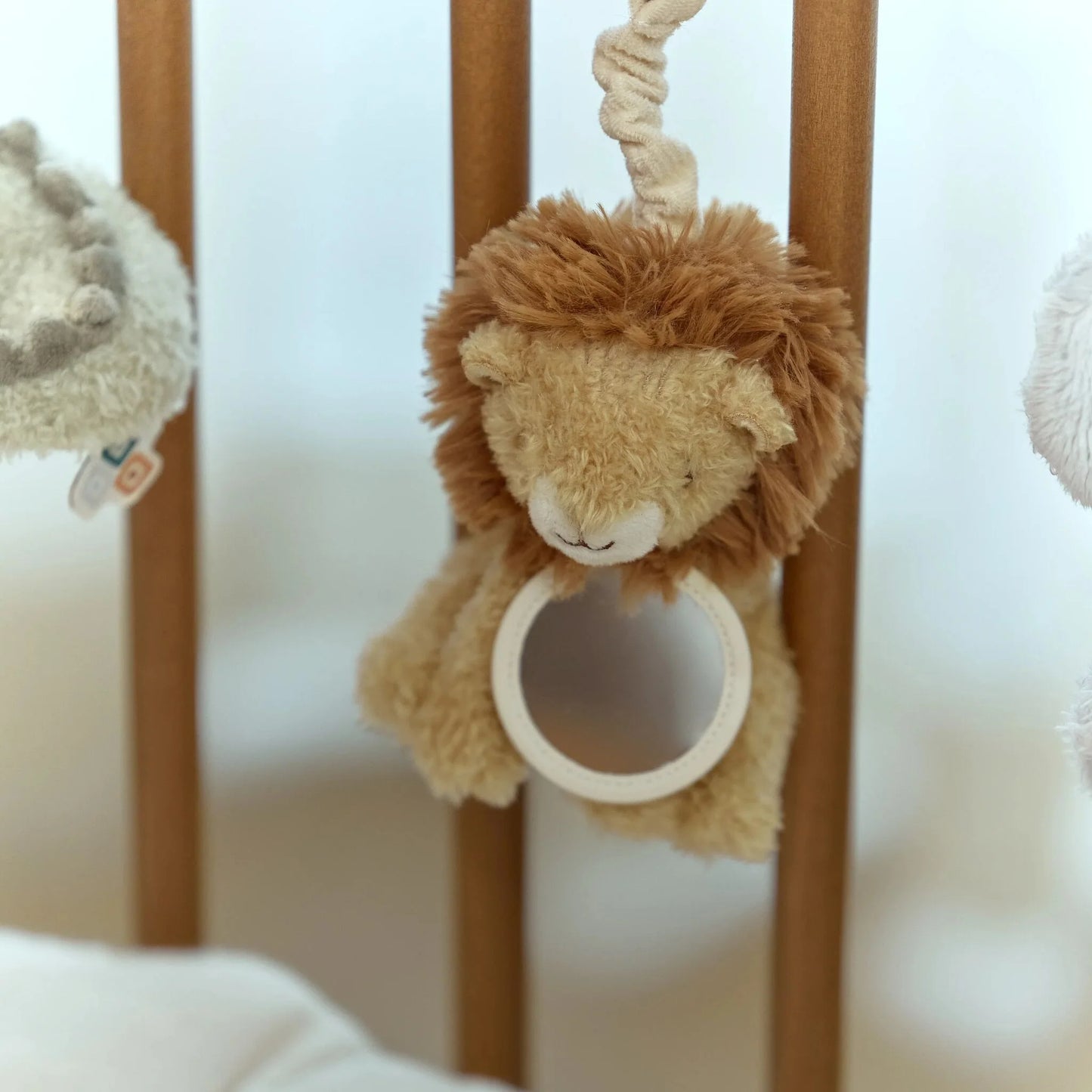 Pormenor dos brinquedos pendentes da grinalda Safari Friends Little Dutch