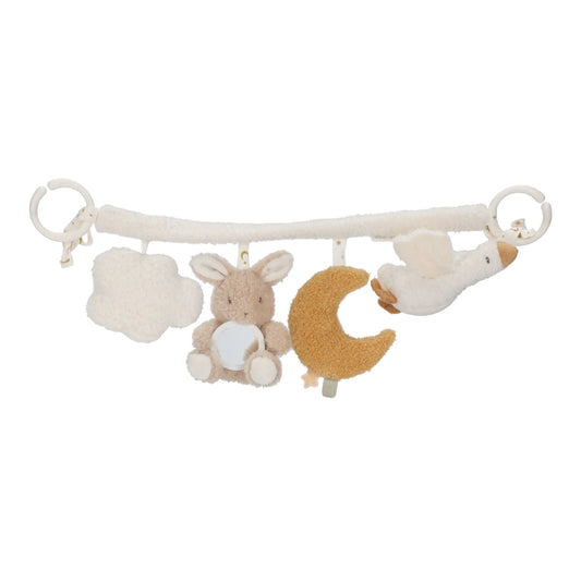Organizador bege da coleção Newborn Naturals pendurado no espaldar do carrinho de bebé com figuras suaves.