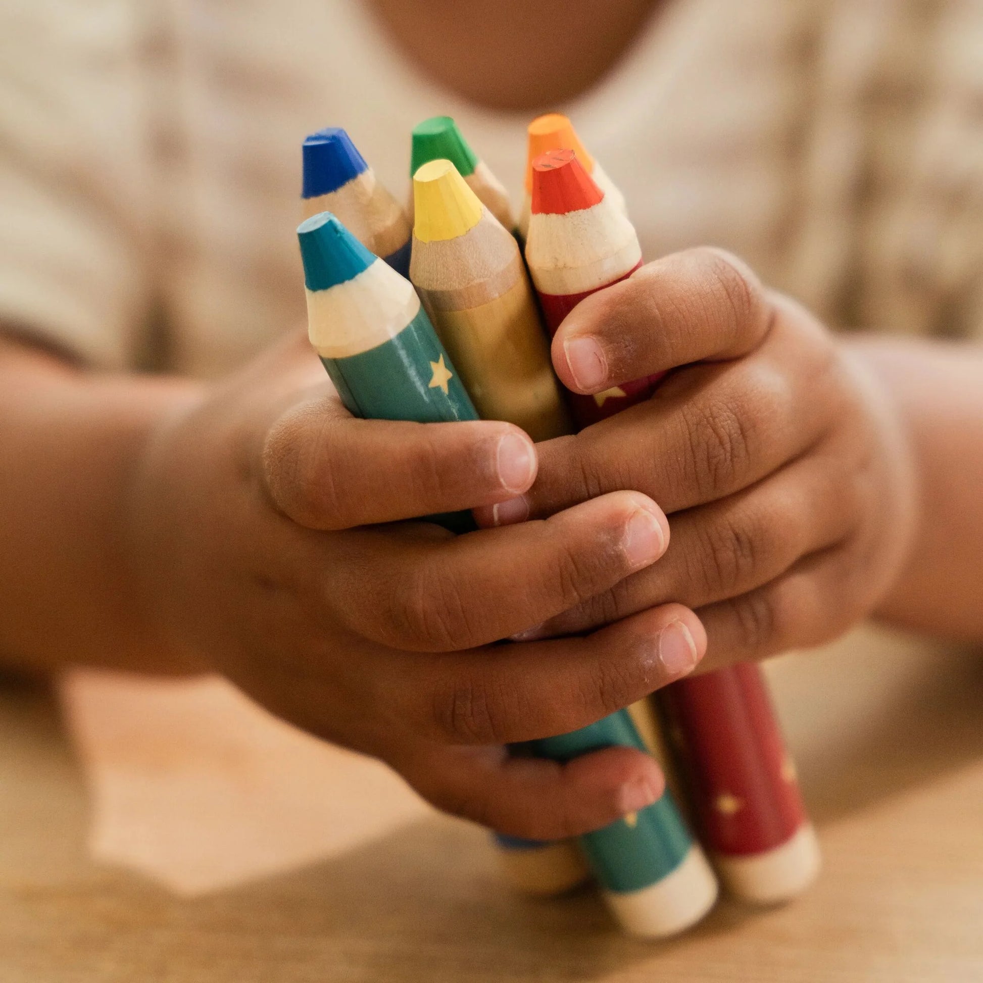 Lápis curtos e grossos, perfeitos para mãos pequenas.
