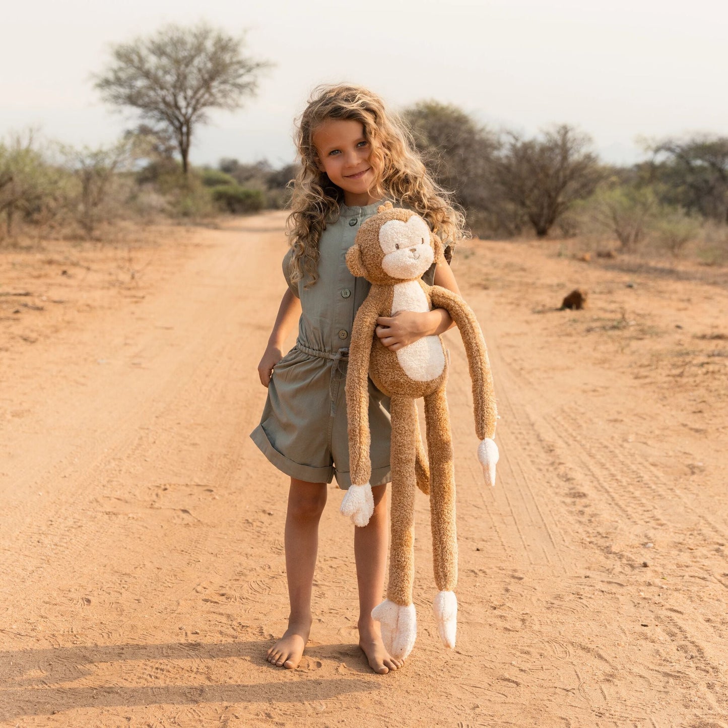 Detalhe da cara e bordados do macaco de peluche Safari Friends | little-dutch-macaco-peluche-xl-safari-friends-lollakids