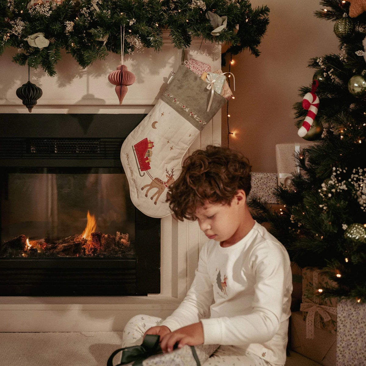 Meia de Natal pendurada com presentes | little-dutch-meia-natal-verde-lollakids