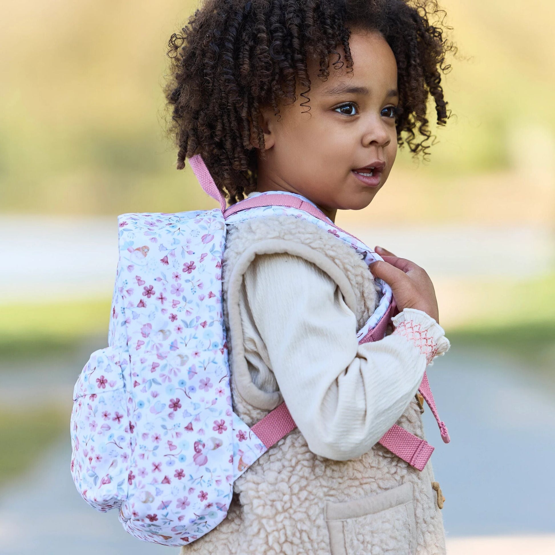 Detalhe das fadas ilustradas na mochila Fairy Garden rosa | little-dutch-mochila-fairy-garden-rosa-29cm-lollakids