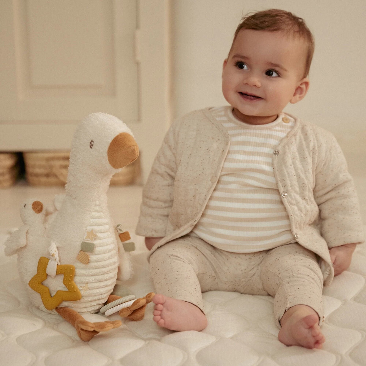 Bebé sentado a brincar com o peluche de atividades ganso Little Dutch | little-dutch-peluche-atividades-ganso-bebe-lollakids