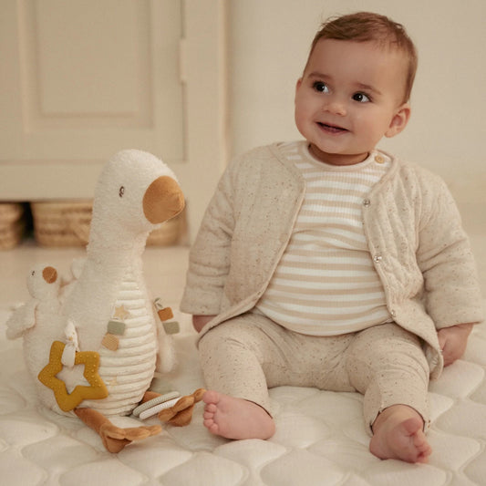 Bebé sentado a brincar com o peluche de atividades ganso Little Dutch | little-dutch-peluche-atividades-ganso-bebe-lollakids