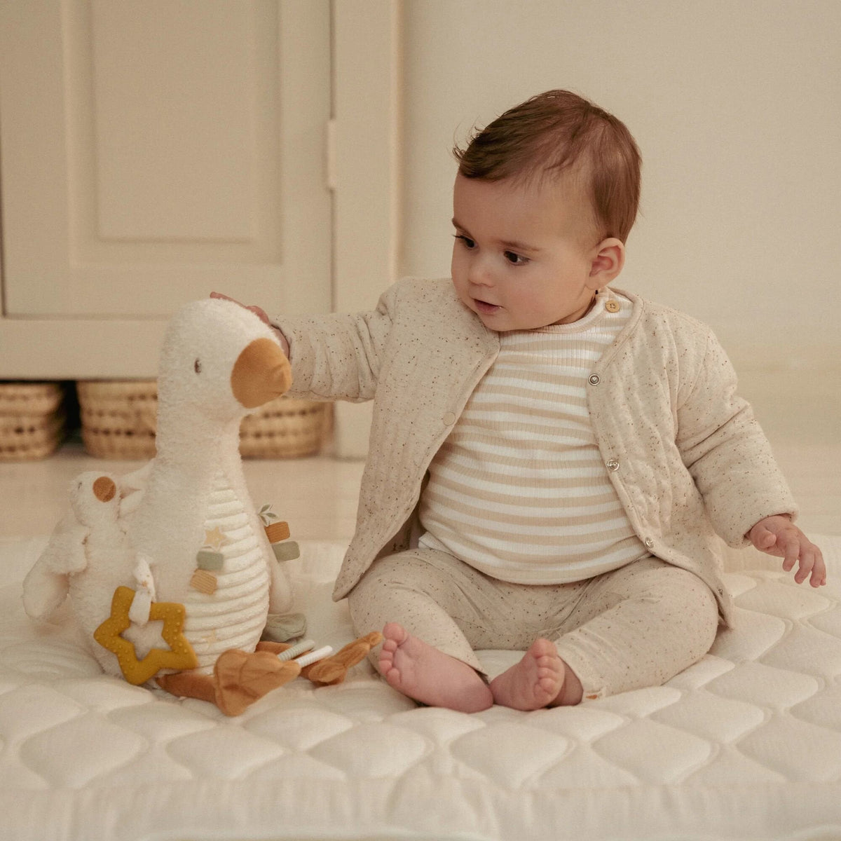 Bebé a explorar o bico do peluche de atividades ganso Little Dutch | little-dutch-peluche-atividades-ganso-brincar-lollakids