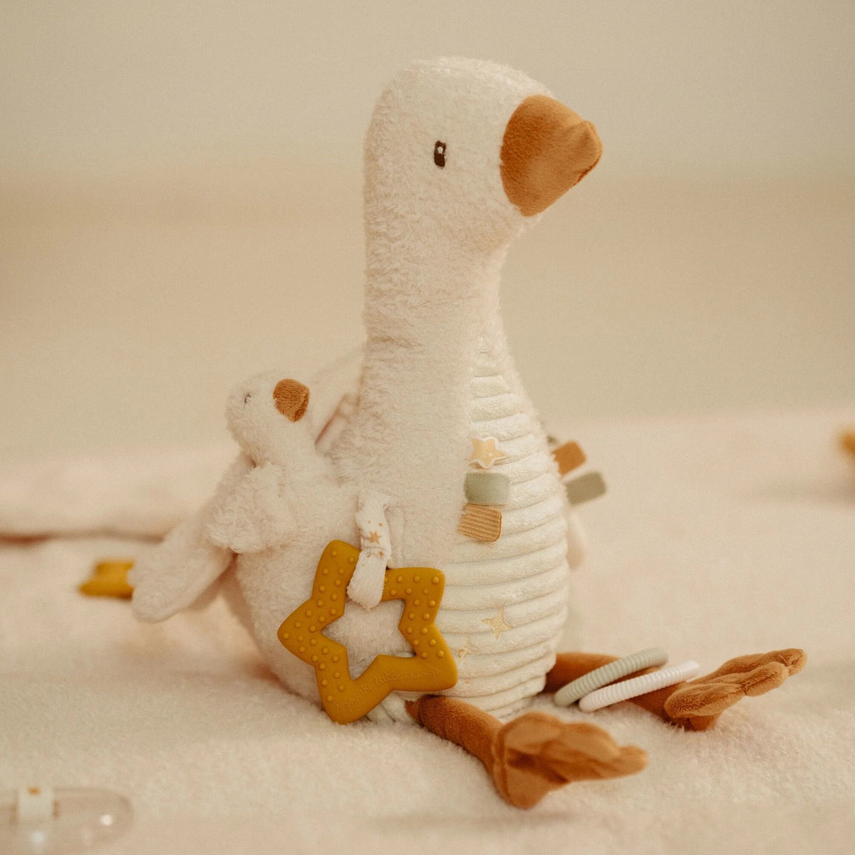 Peluche de atividades ganso Little Goose sentado sobre manta, coleção Newborn Naturals | little-dutch-peluche-atividades-ganso-newborn-naturals-lollakids