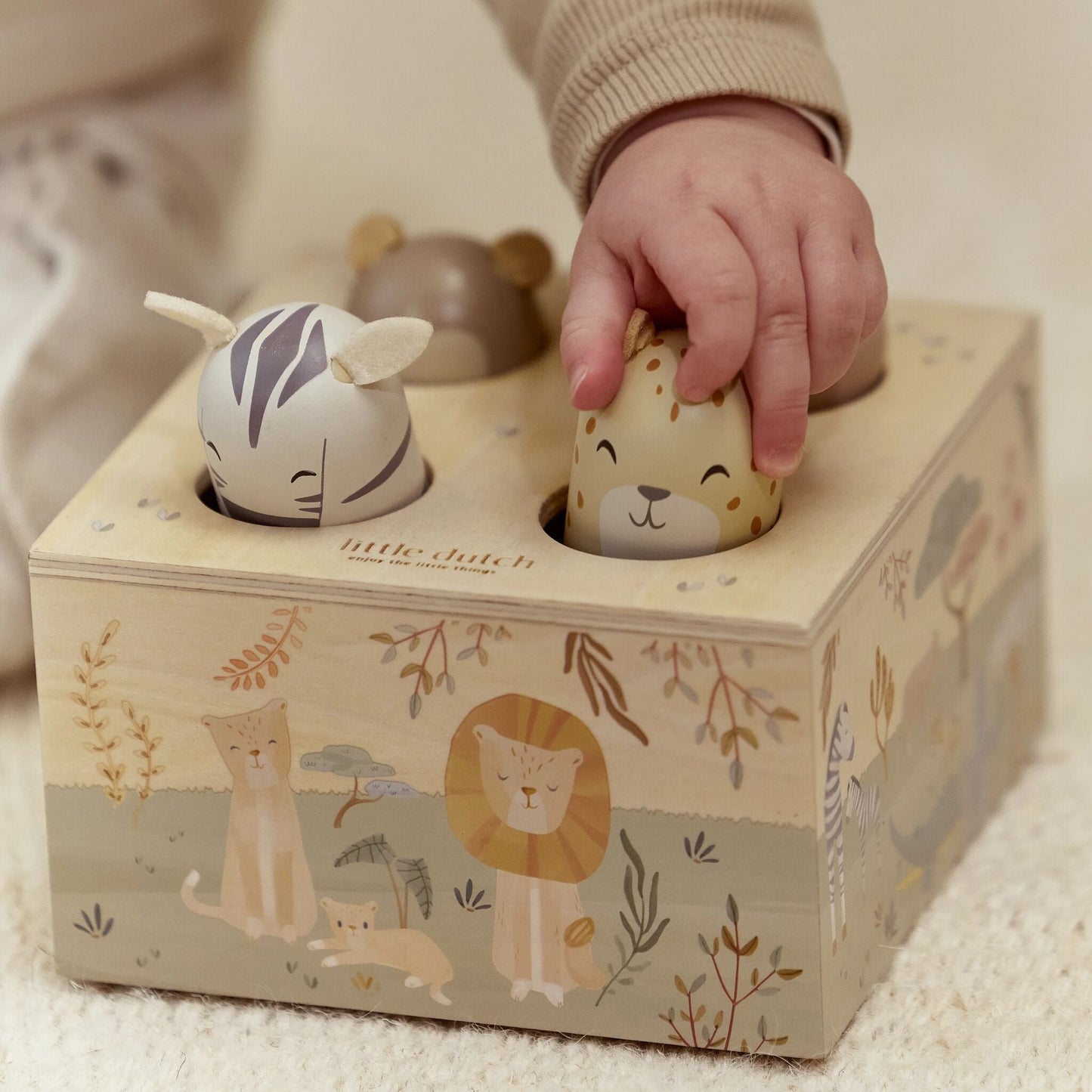 Detalhe dos botões e animais do Pop-up Safari Friends | little-dutch-pop-up-safari-friends-lollakids