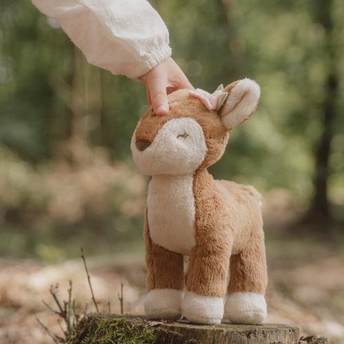 Mão de criança a fazer festas ao veado de peluche Fairy Garden | little-dutch-peluche-veado-fairygarden-lollakids
