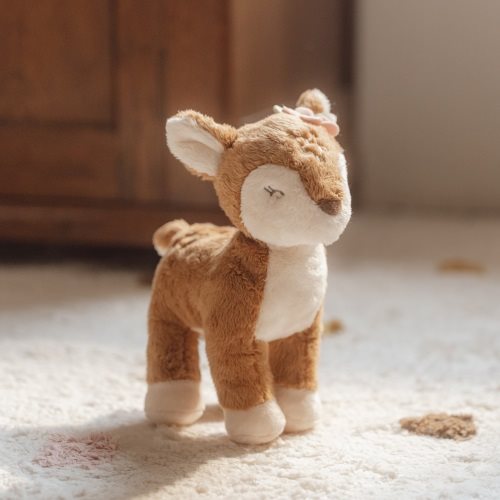 Veado de peluche Little Dutch num tapete do quarto | little-dutch-peluche-veado-fairygarden-lollakids
