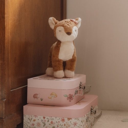 Veado de peluche em cima de malas Fairy Garden no quarto infantil | little-dutch-peluche-veado-fairygarden-lollakids
