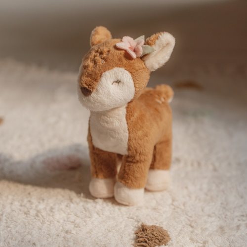 Veado de peluche Little Dutch com flor rosa num tapete claro | little-dutch-peluche-veado-fairygarden-lollakids