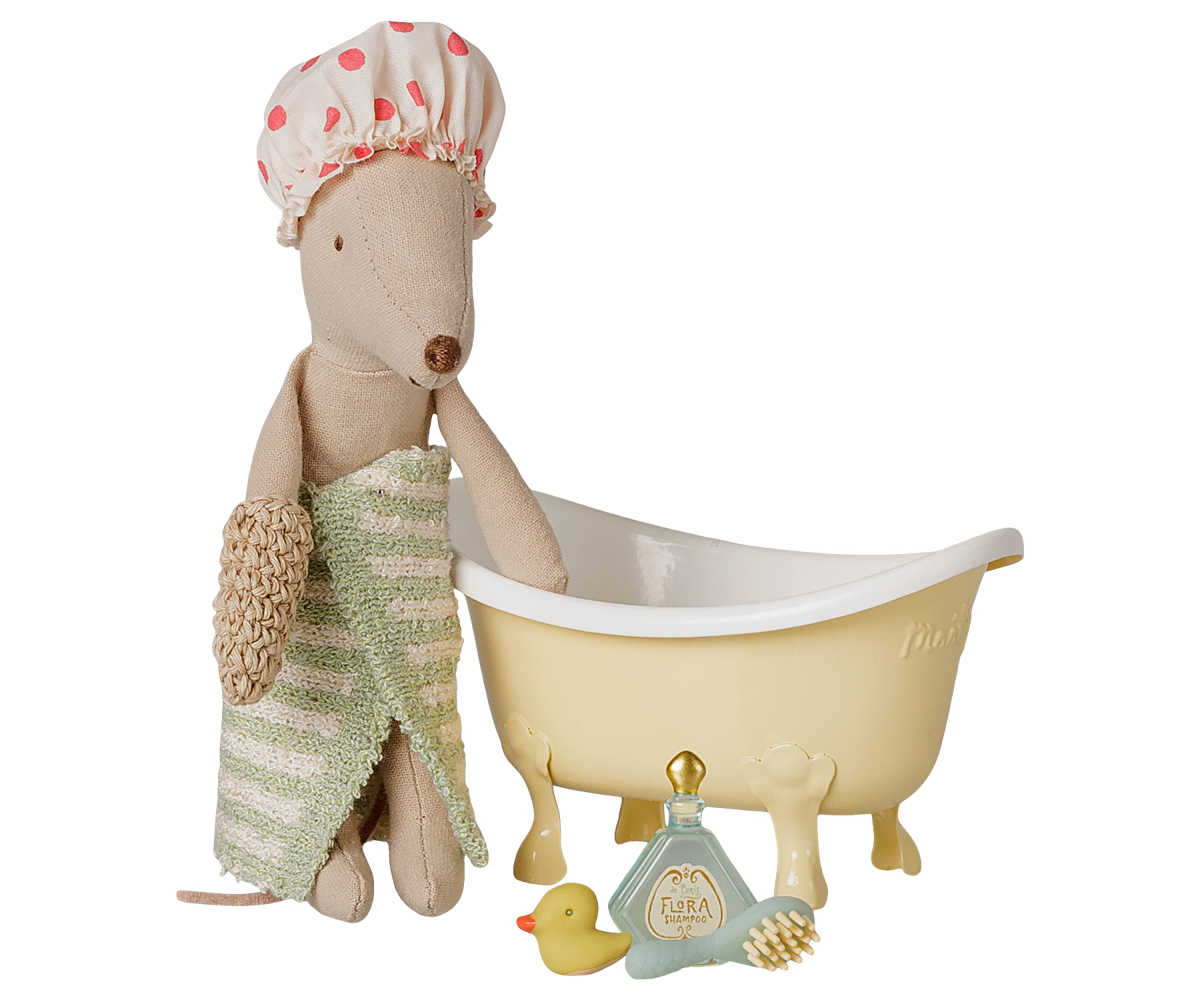 Ratinho Maileg com touca e toalha ao lado da banheira amarela | maileg-banheira-ratinhos-amarelo-lollakids