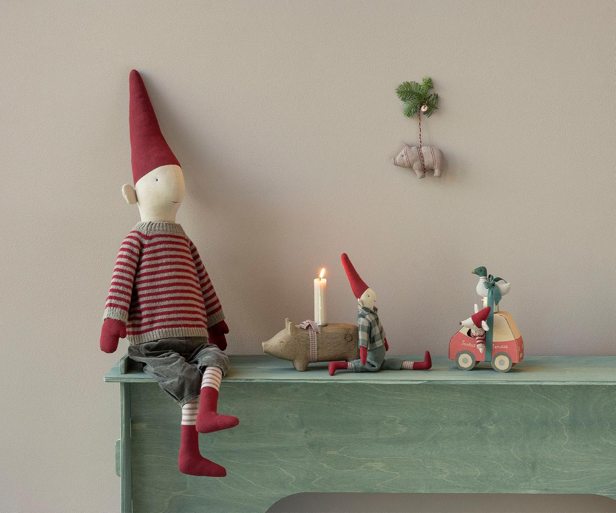 Decoração de Natal com duende e ratinhos Maileg numa prateleira | maileg-ratinha-natal-carro-lollakids