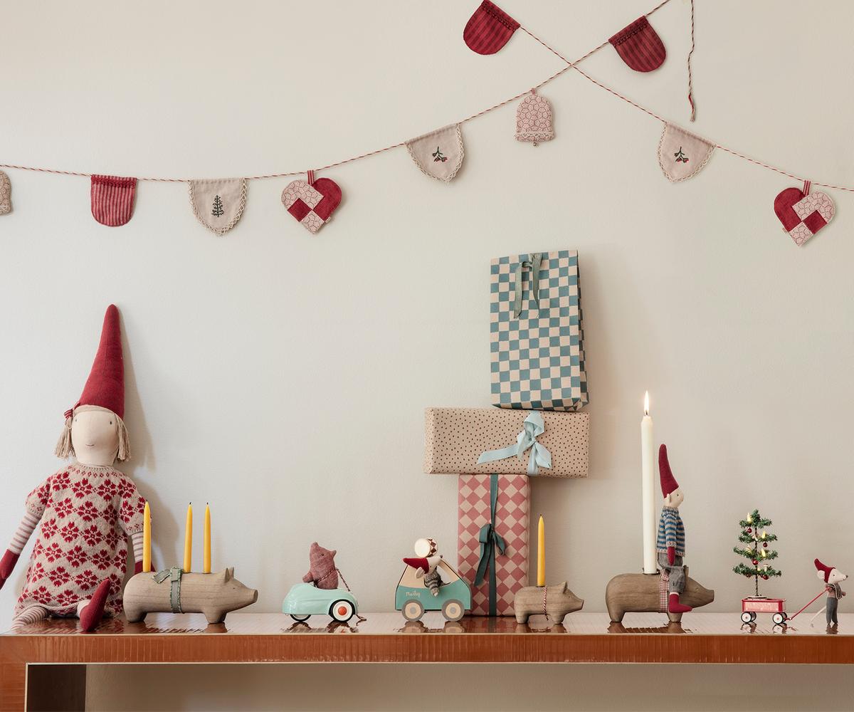 Prateleira decorada para o Natal com ratinhos e duendes Maileg | maileg-ratinho-natal-carro-lollakids