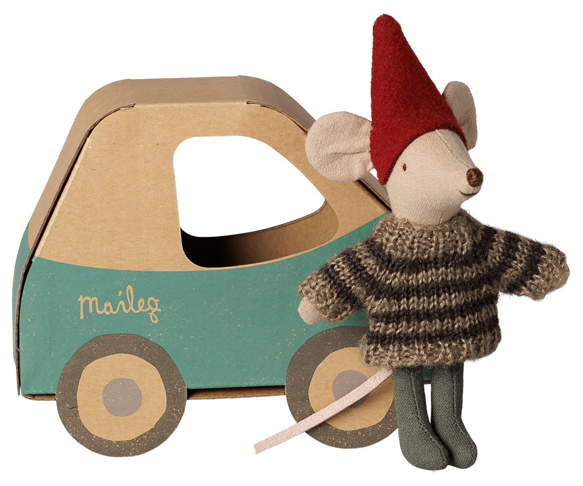 Ratinho de Natal Maileg com gorro vermelho e camisola de malha ao lado do carro verde | maileg-ratinho-natal-carro-lollakids