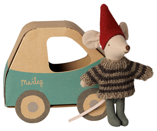 Ratinho de Natal Maileg com gorro vermelho e camisola de malha ao lado do carro verde | maileg-ratinho-natal-carro-lollakids