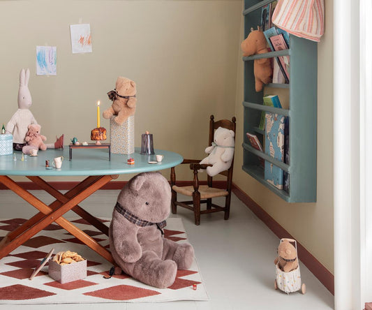 Urso de peluche Maileg num quarto de bonecas com mobília miniatura | maileg-urso-peluche-castanho-lollakids