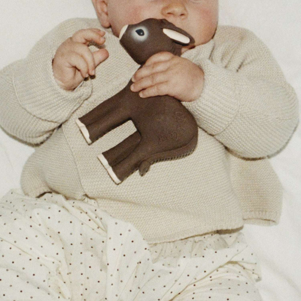 Bebé a abraçar e morder o mordedor Hector o Burro | oli-carol-mordedor-burro-hector-lollakids