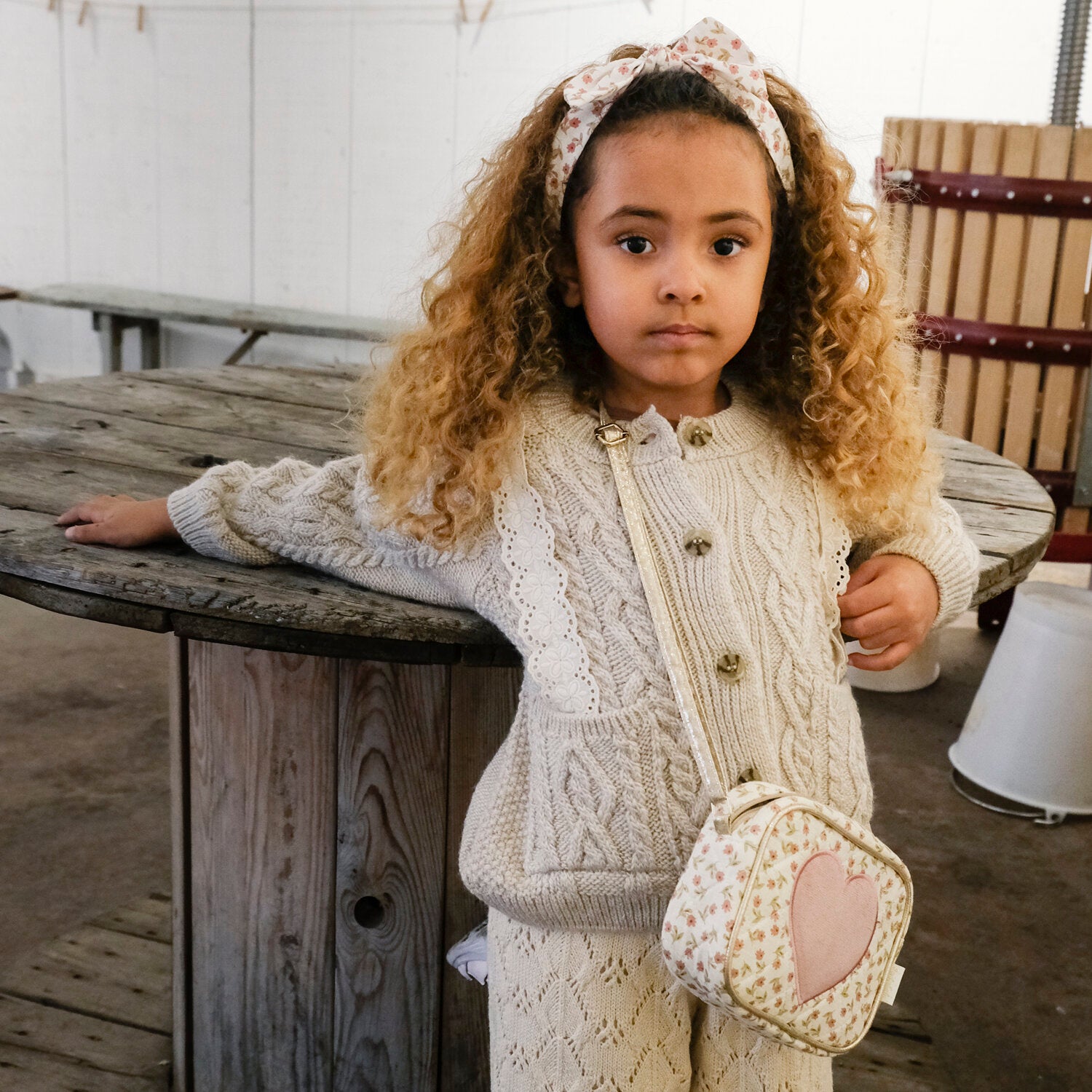 Elsie Tie Headband – Bandolete Infantil com Laço Floral e Estrutura em Plástico Reciclado