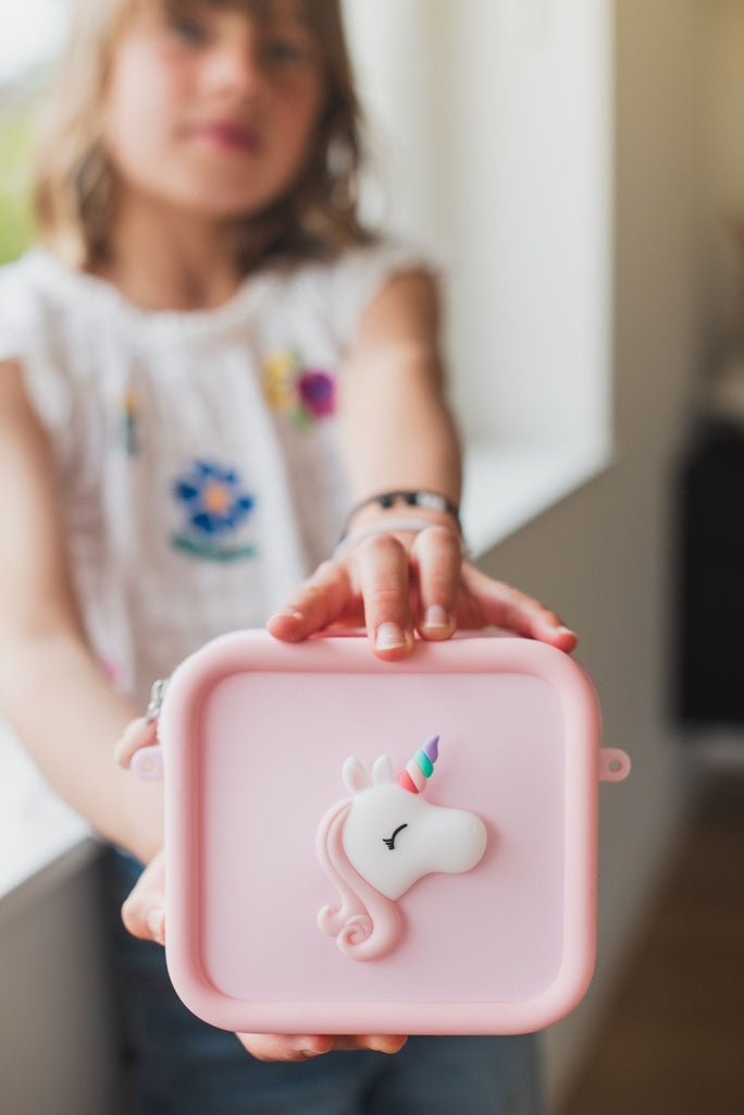 Detalhe da alça da bolsa Unicórnio Zoofamily para transporte a tiracolo